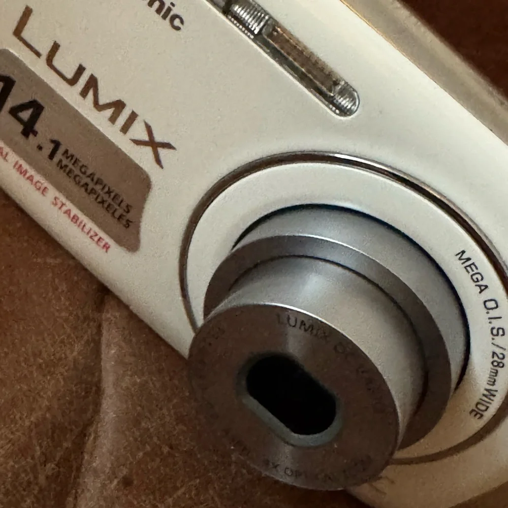 Panasonic Lumix DMC-S3 Digital Camera Excellent. 14.1 MP, 24mm